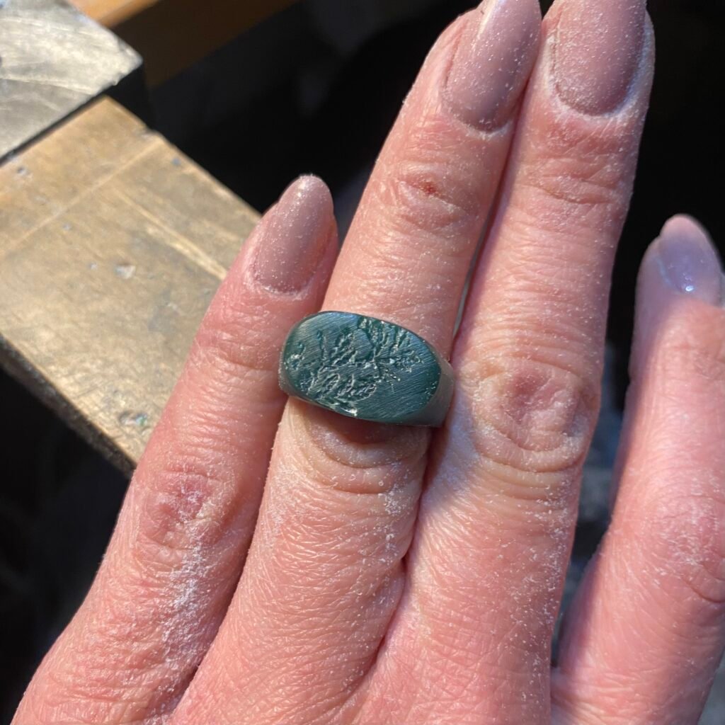 Surowy wosk jubilerski i narzędzia rzeźbiarskie w pracowni herRing. Proces tworzenia sygnetu damskiego metodą wosku traconego.