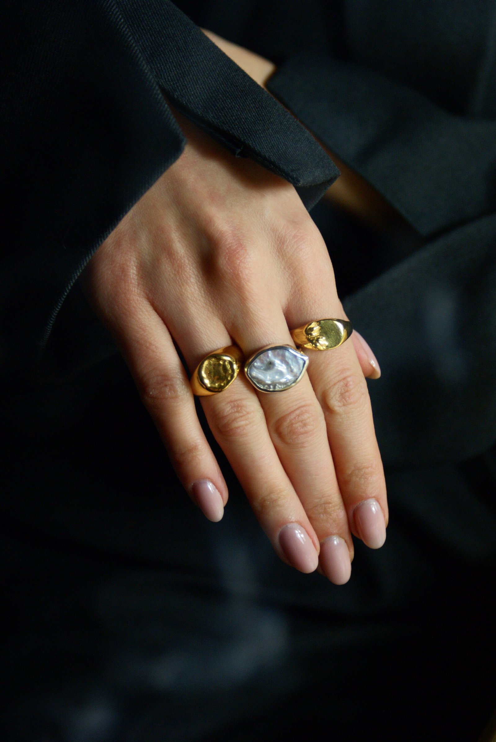 Srebrny pierścionek handmade z dużą, naturalną perłą barokową o nieregularnym kształcie na białym tle, marka Her-Ring