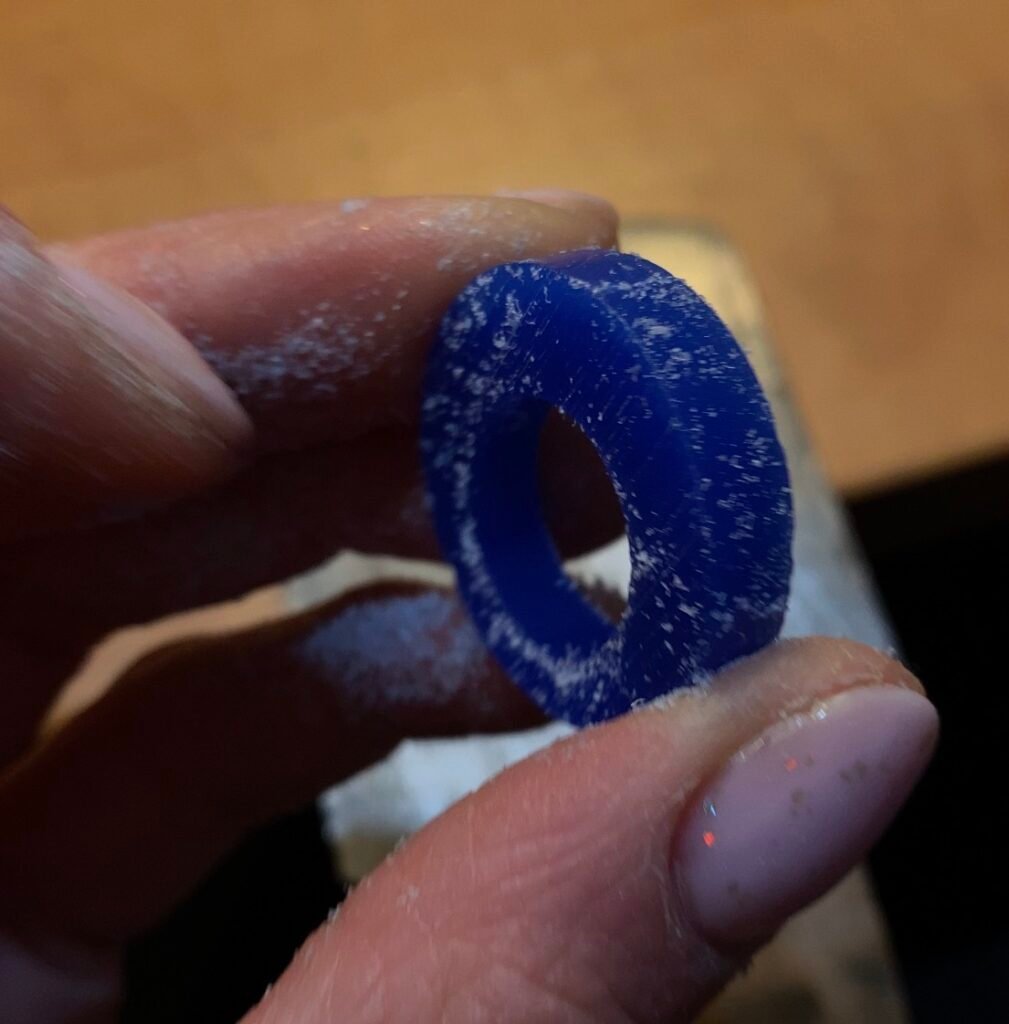 Surowy wosk jubilerski i narzędzia rzeźbiarskie w pracowni herRing. Proces tworzenia sygnetu damskiego metodą wosku traconego.