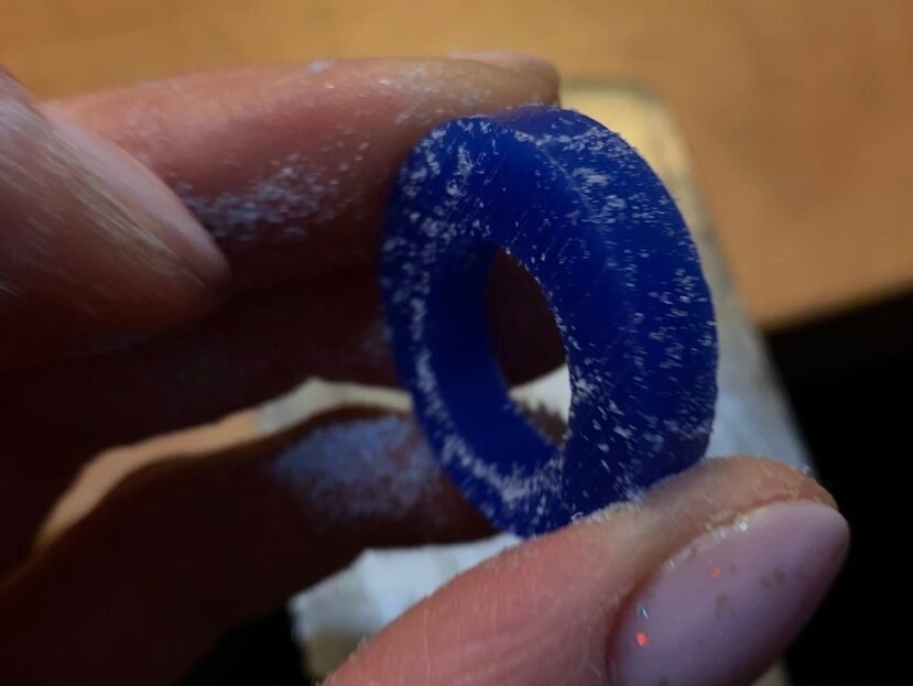 Surowy wosk jubilerski i narzędzia rzeźbiarskie w pracowni herRing. Proces tworzenia sygnetu damskiego metodą wosku traconego.