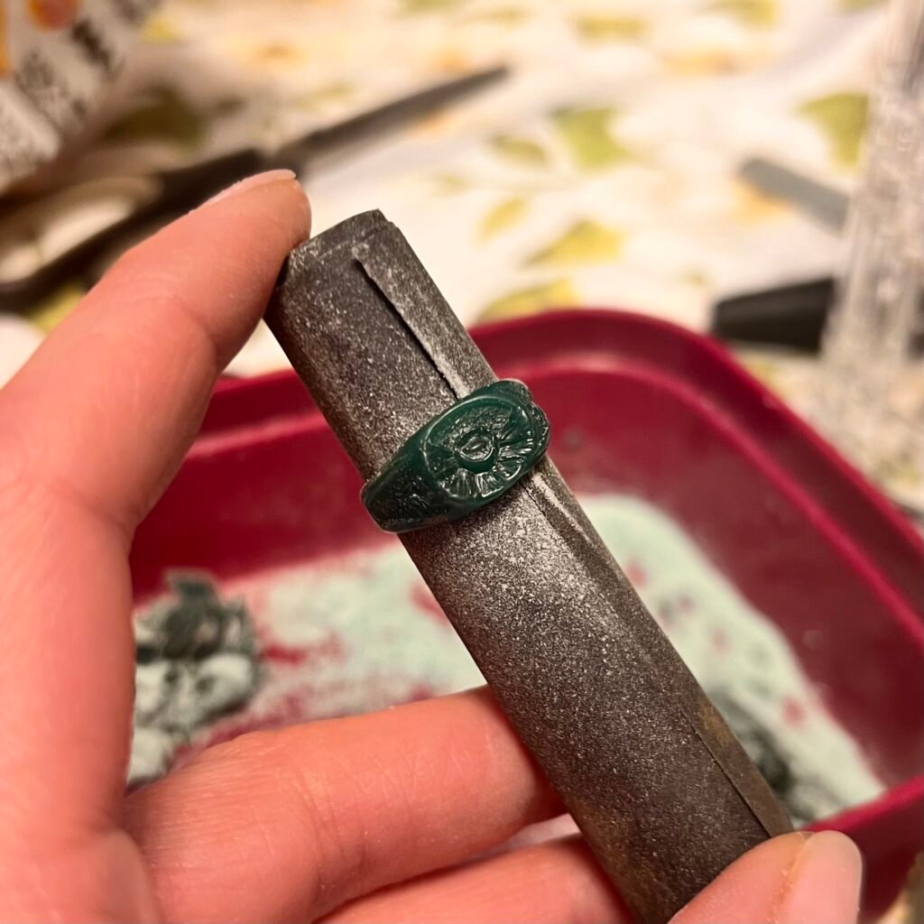 Surowy wosk jubilerski i narzędzia rzeźbiarskie w pracowni herRing. Proces tworzenia sygnetu damskiego metodą wosku traconego.