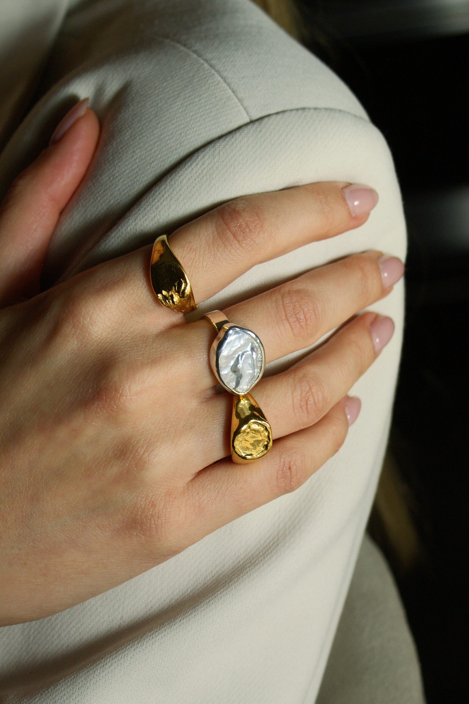 Srebrny pierścionek handmade z dużą, naturalną perłą barokową o nieregularnym kształcie na białym tle, marka Her-Ring