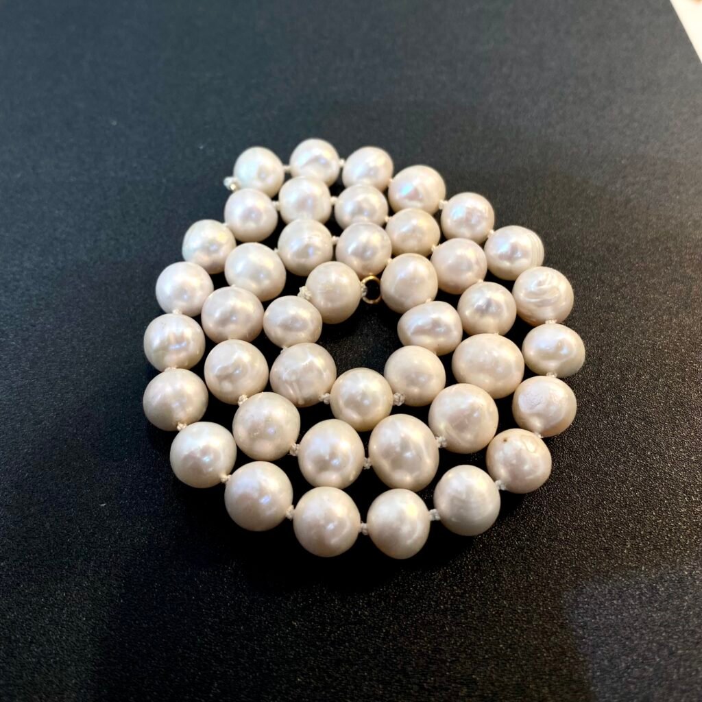 Prawidłowo wykonane pętelkowanie pereł w naszyjniku