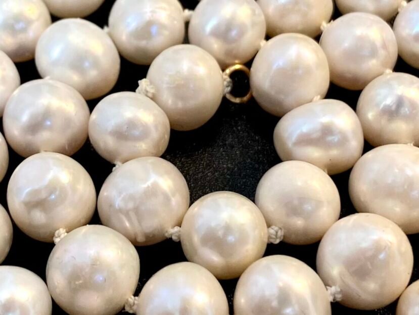 Prawidłowo wykonane pętelkowanie pereł w naszyjniku