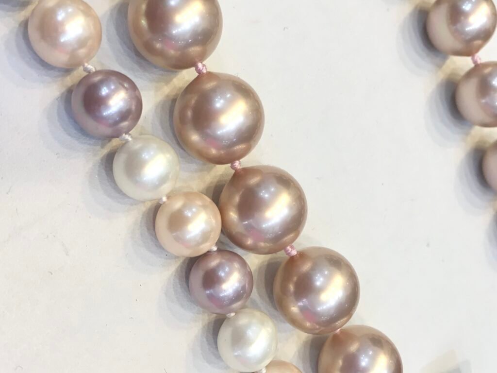 Idealnie zapętelkowany sznur pereł kolorych