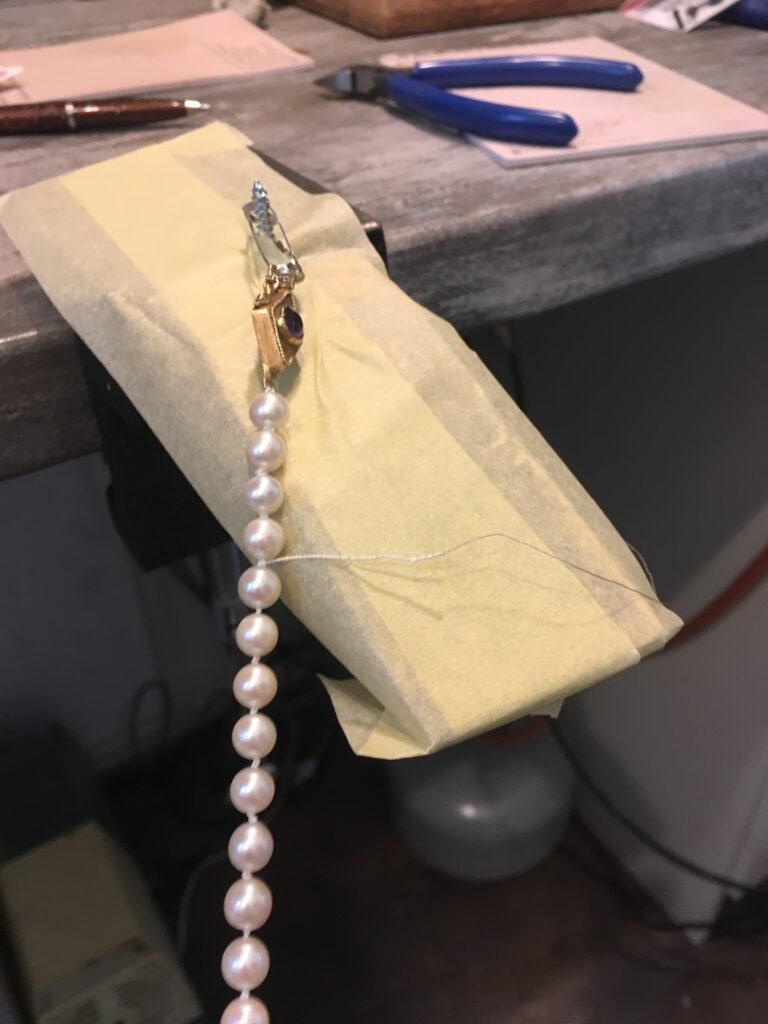 Proces petelkowania sznura pereł hodowanych naturalych