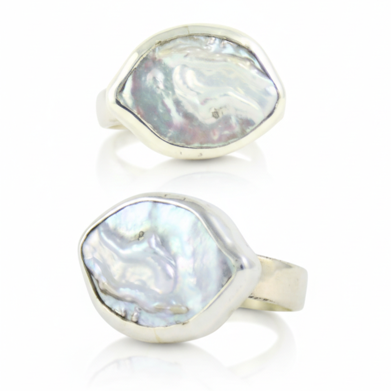 Srebrny pierścionek handmade z dużą, naturalną perłą barokową o nieregularnym kształcie na białym tle, marka Her-Ring