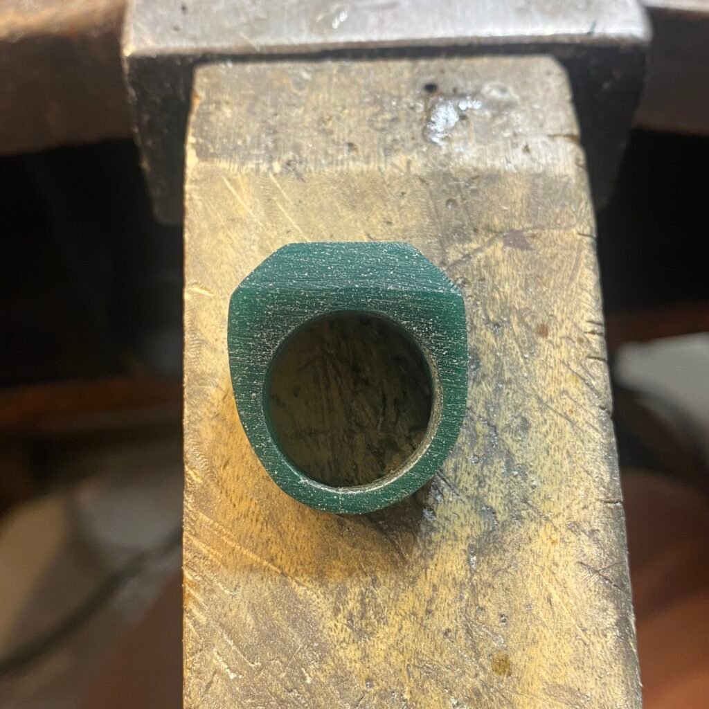 Surowy wosk jubilerski i narzędzia rzeźbiarskie w pracowni herRing. Proces tworzenia sygnetu damskiego metodą wosku traconego.