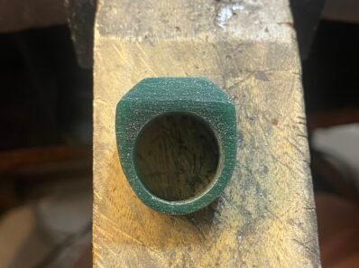 Surowy wosk jubilerski i narzędzia rzeźbiarskie w pracowni herRing. Proces tworzenia sygnetu damskiego metodą wosku traconego.