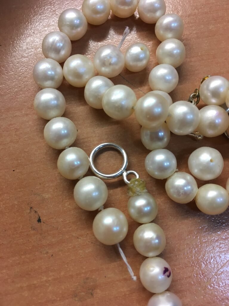 Naszyjnik perłowy, z pereł hodowanych, który należy przepętelkować 
