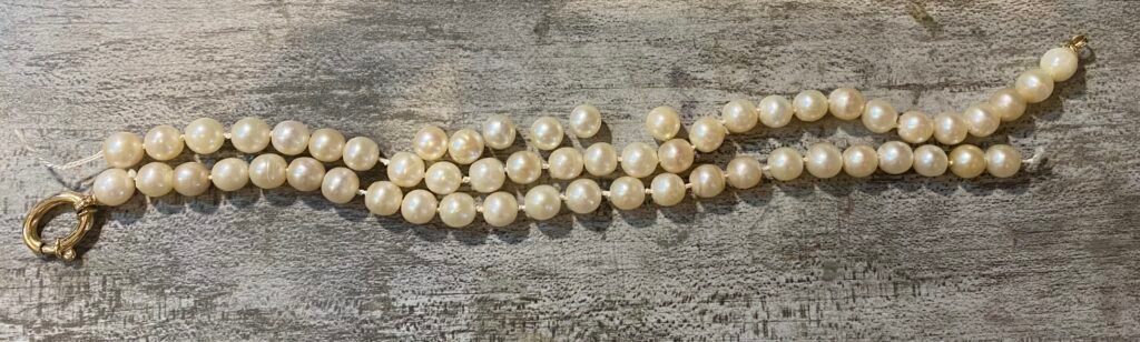 Zerwany naszyjnik perłowy przez ponownym pętelkowaniem