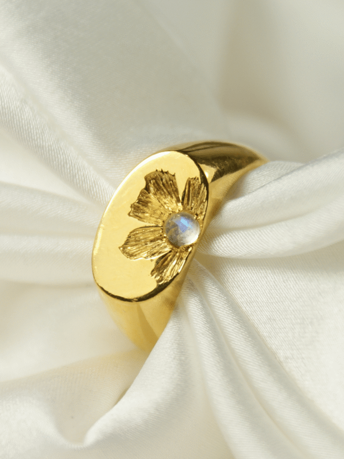 Damski złoty sygnet Bloomstone z kamieniem księżycowym i floralnym grawerem, ręcznie wykonany.