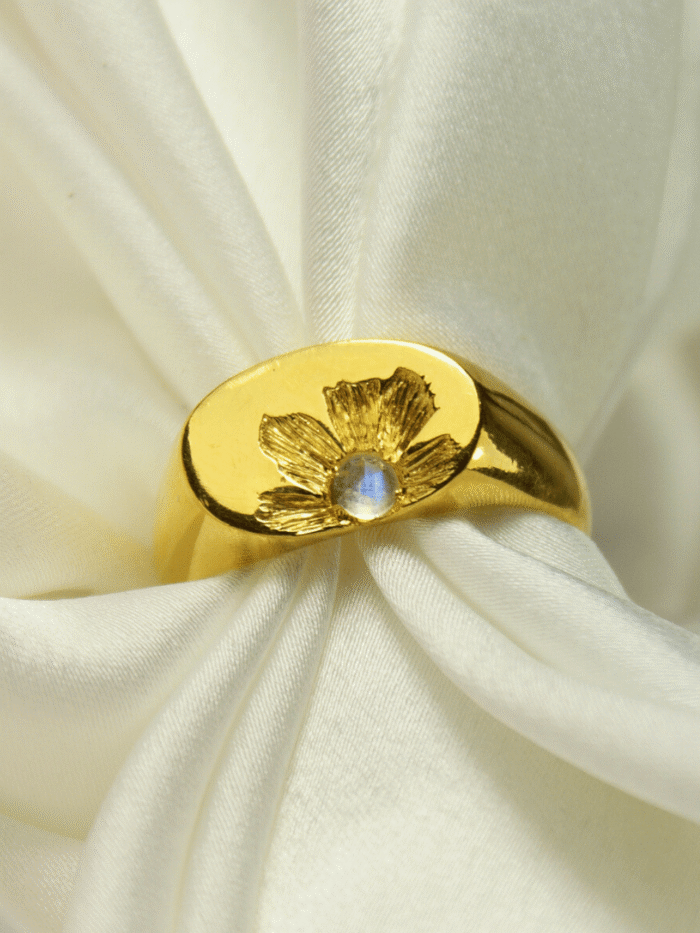 Damski złoty sygnet Bloomstone z kamieniem księżycowym i floralnym grawerem, ręcznie wykonany.