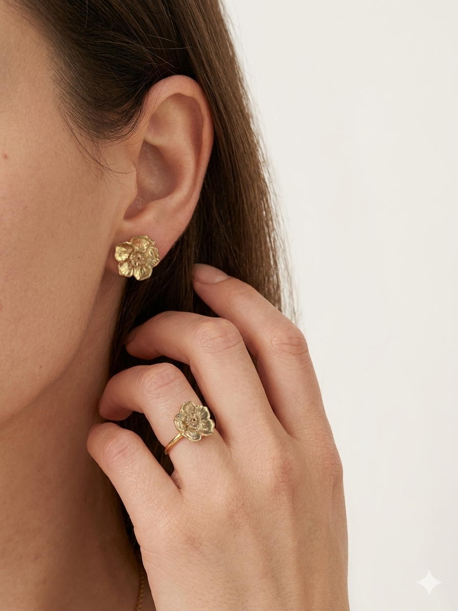 Komplet złoty w kwiaty. Kolczyki i pierśćionek idealny na prezent dla kobiet. Na urodziny, dzień kobiet. Zestaw dla kobiety z klasą.