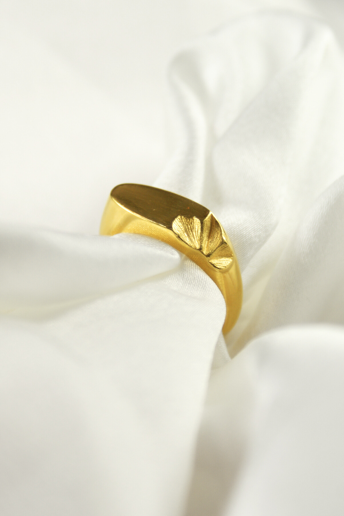 Damski sygnet Lunaria ze srebra lub srebra pozłacanego, z rzeźbionymi płatkami i gładką taflą na monogram, ręcznie wykonany