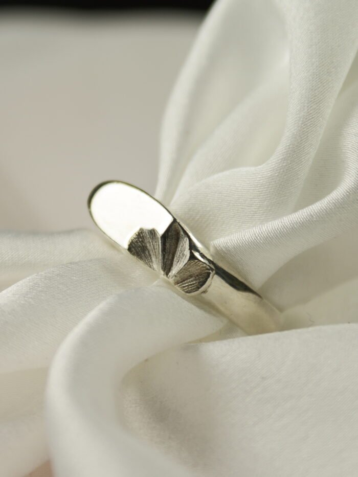 Srebrny sygnet damski Lunaria próba 925, masywny pierścionek z gładką taflą, marka HerRing.