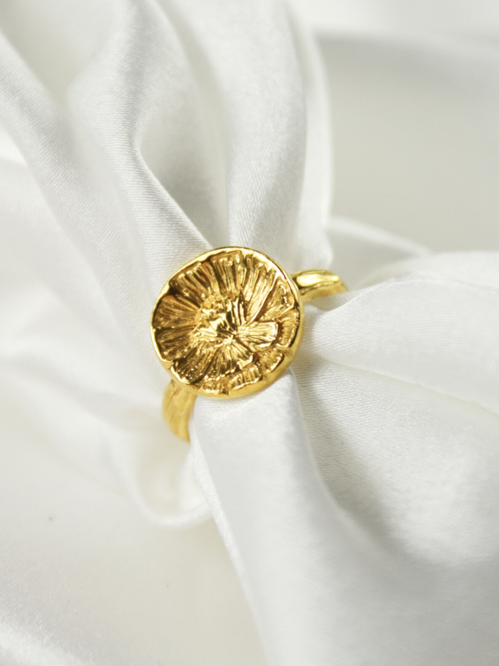 Ręcznie wykonany pozłacany srebrny pierścionek Peonia z koroną inspirowaną kolczykami, z rzeźbioną piwonią, symbolizującą kobiecą siłę i delikatność