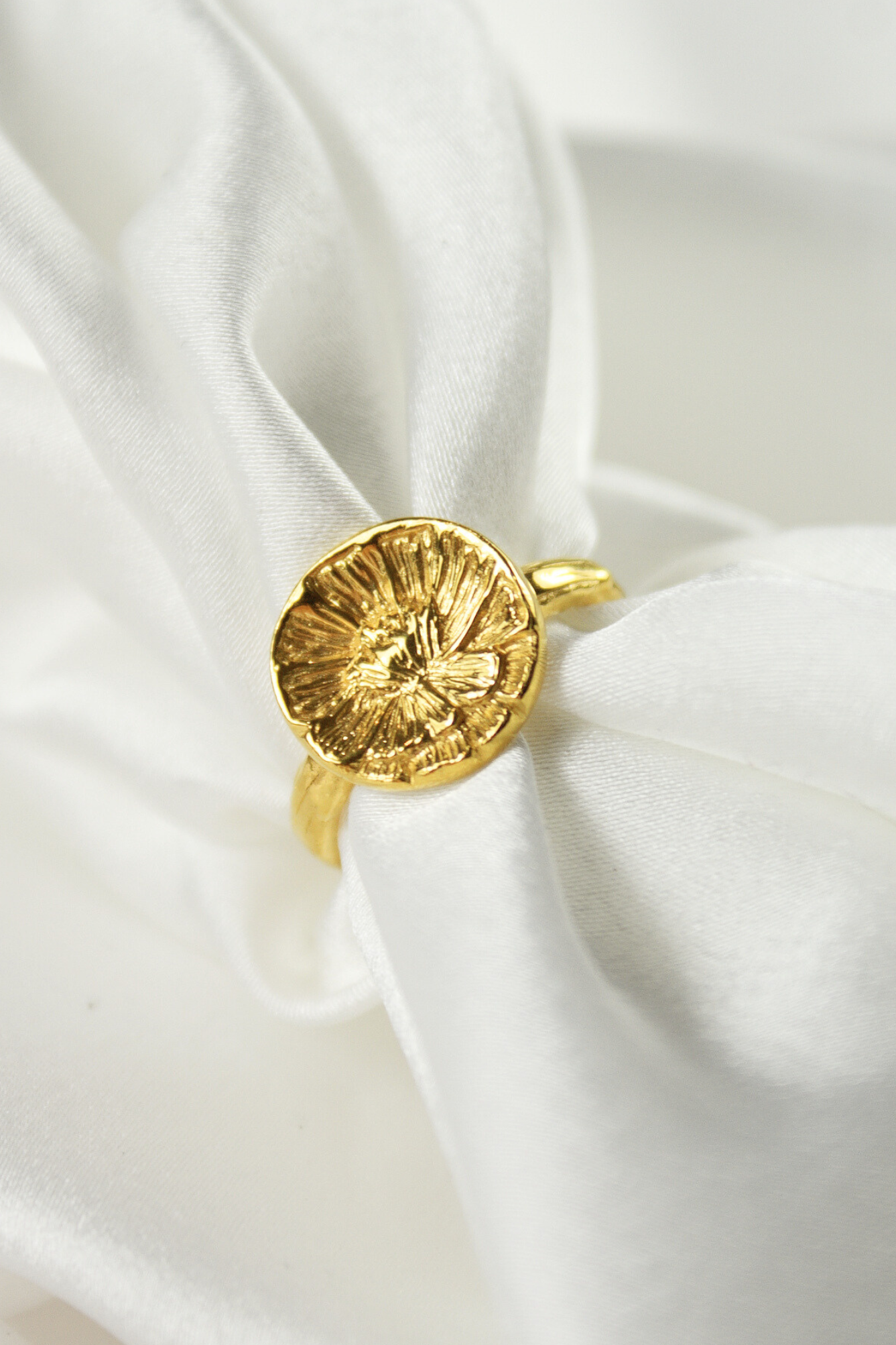 Ręcznie wykonany pozłacany srebrny pierścionek Peonia z koroną inspirowaną kolczykami, z rzeźbioną piwonią, symbolizującą kobiecą siłę i delikatność