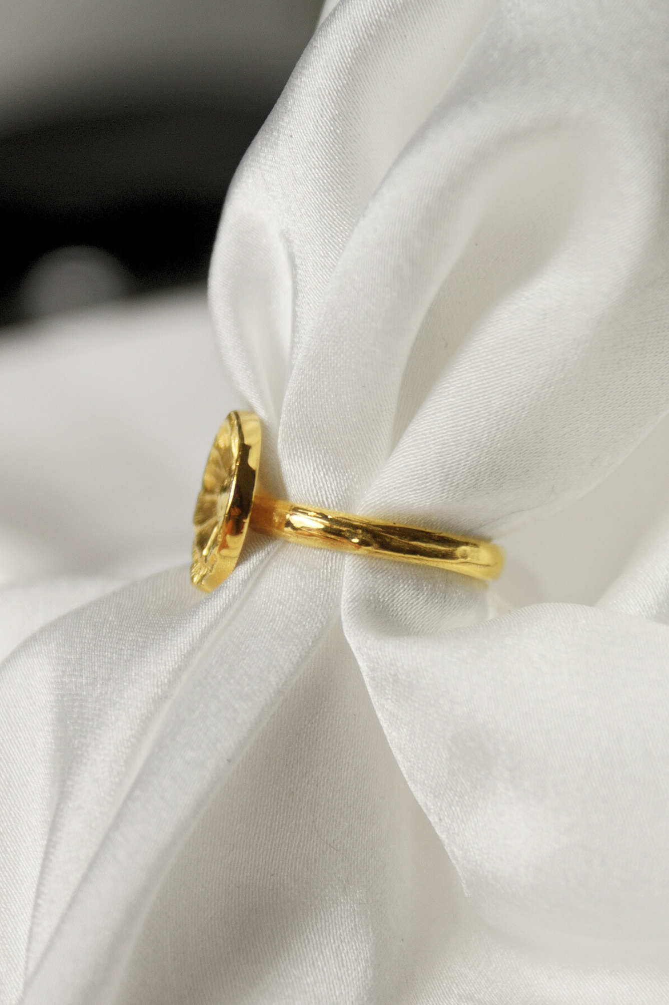 Ręcznie wykonany pozłacany srebrny pierścionek Peonia z koroną inspirowaną kolczykami, z rzeźbioną piwonią, symbolizującą kobiecą siłę i delikatność