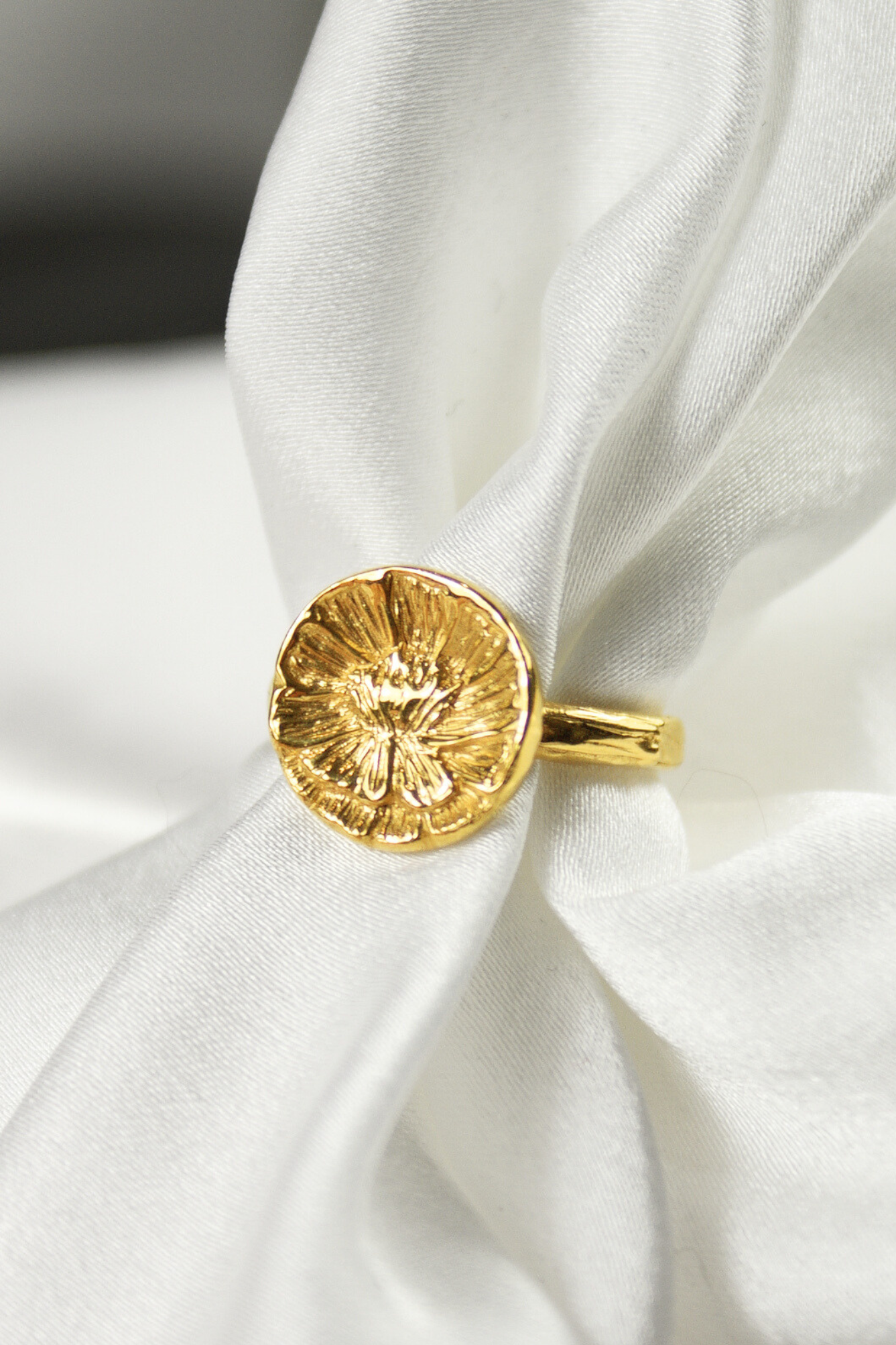 Ręcznie wykonany pozłacany srebrny pierścionek Peonia z koroną inspirowaną kolczykami, z rzeźbioną piwonią, symbolizującą kobiecą siłę i delikatność