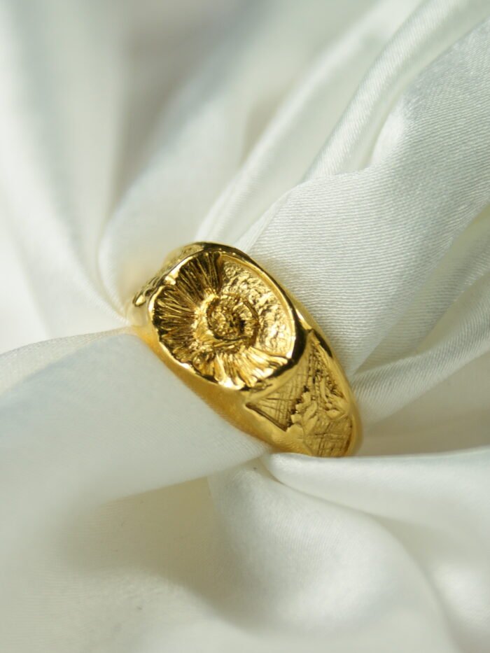 Peony-sygnet damski z kwiatem peonii złoty