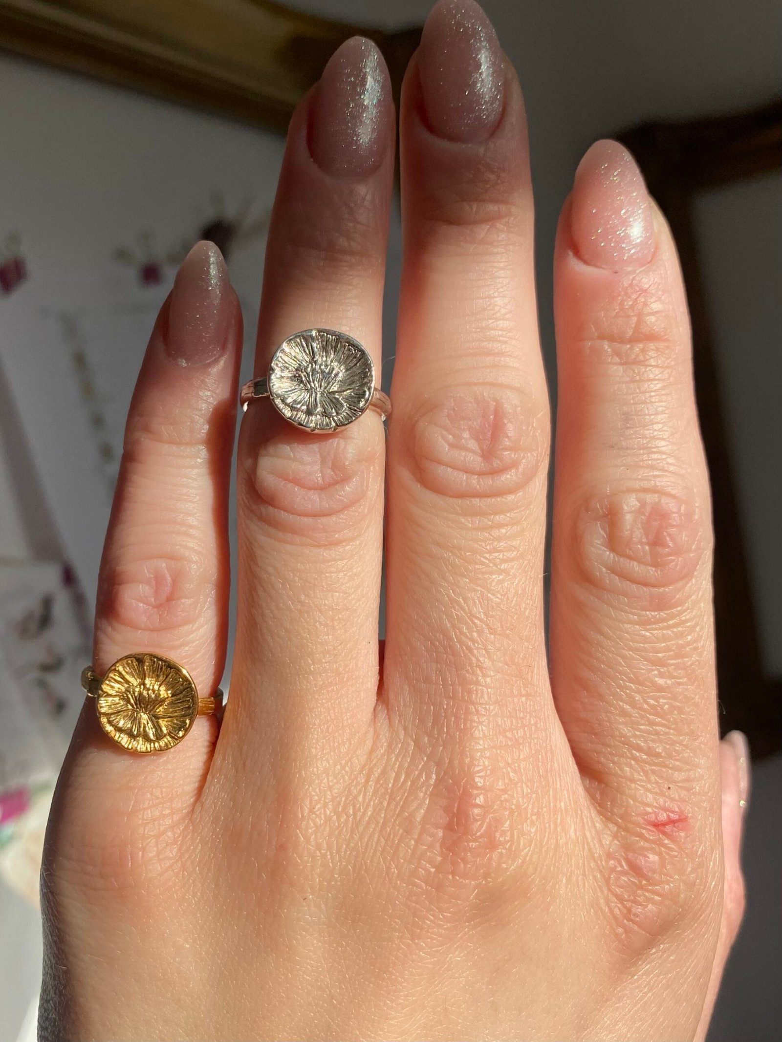 Pierścionek w srebrze z motywem kwiecistym, botanicznym, z piwonią