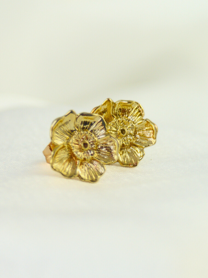 Złote kolczyki kwiaty Herring, biżuteria autorska, ręcznie robione sztyfty złoto, waga 4,5 g, wzór botaniczny.