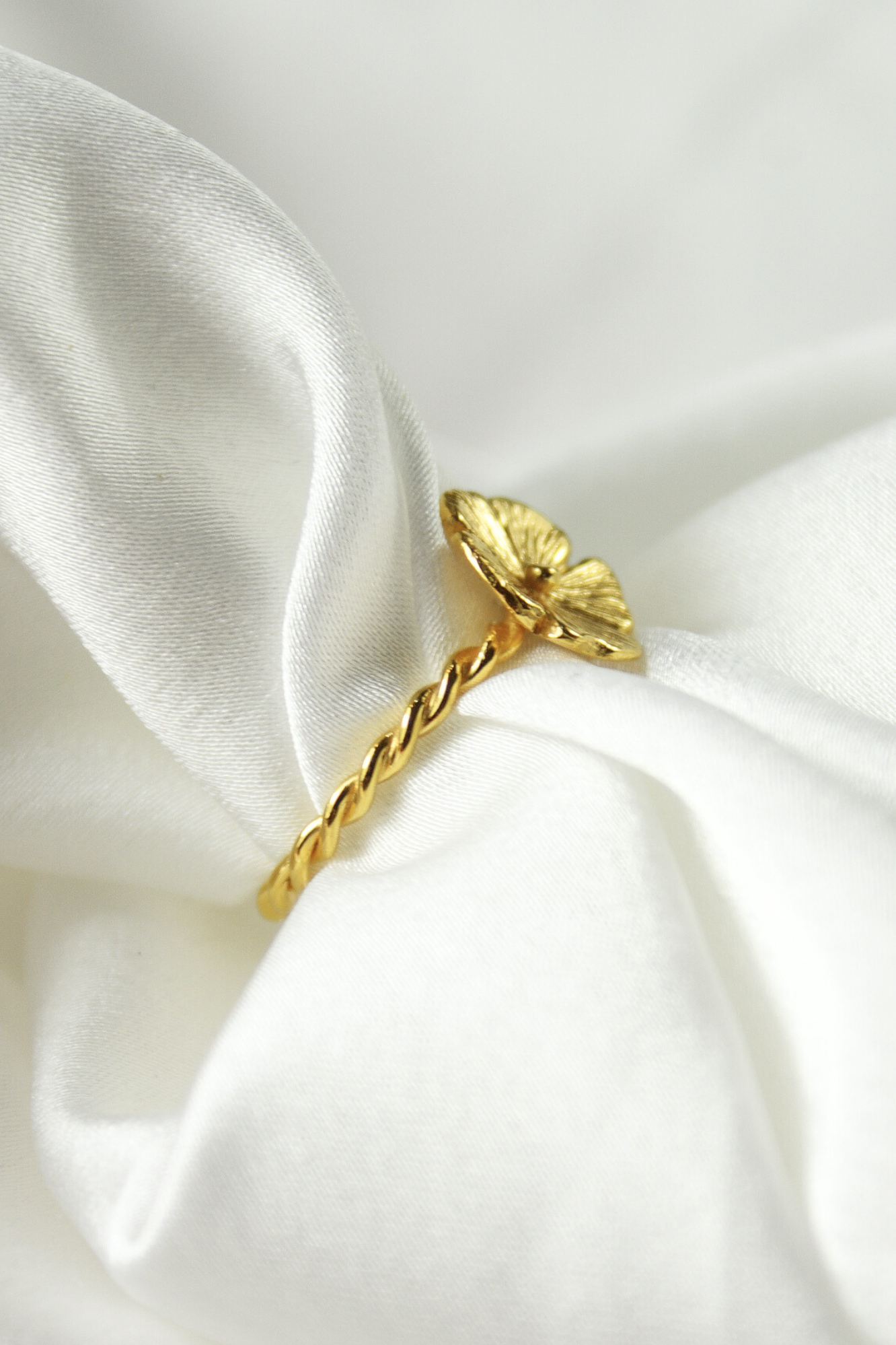 Złoty pierścionek z kwiatem Cosmos HerRing, próba 585, ręcznie rzeźbione płatki z wyraźnymi żyłkami, biżuteria floralna na kobiecej dłoni w świetle słońca.