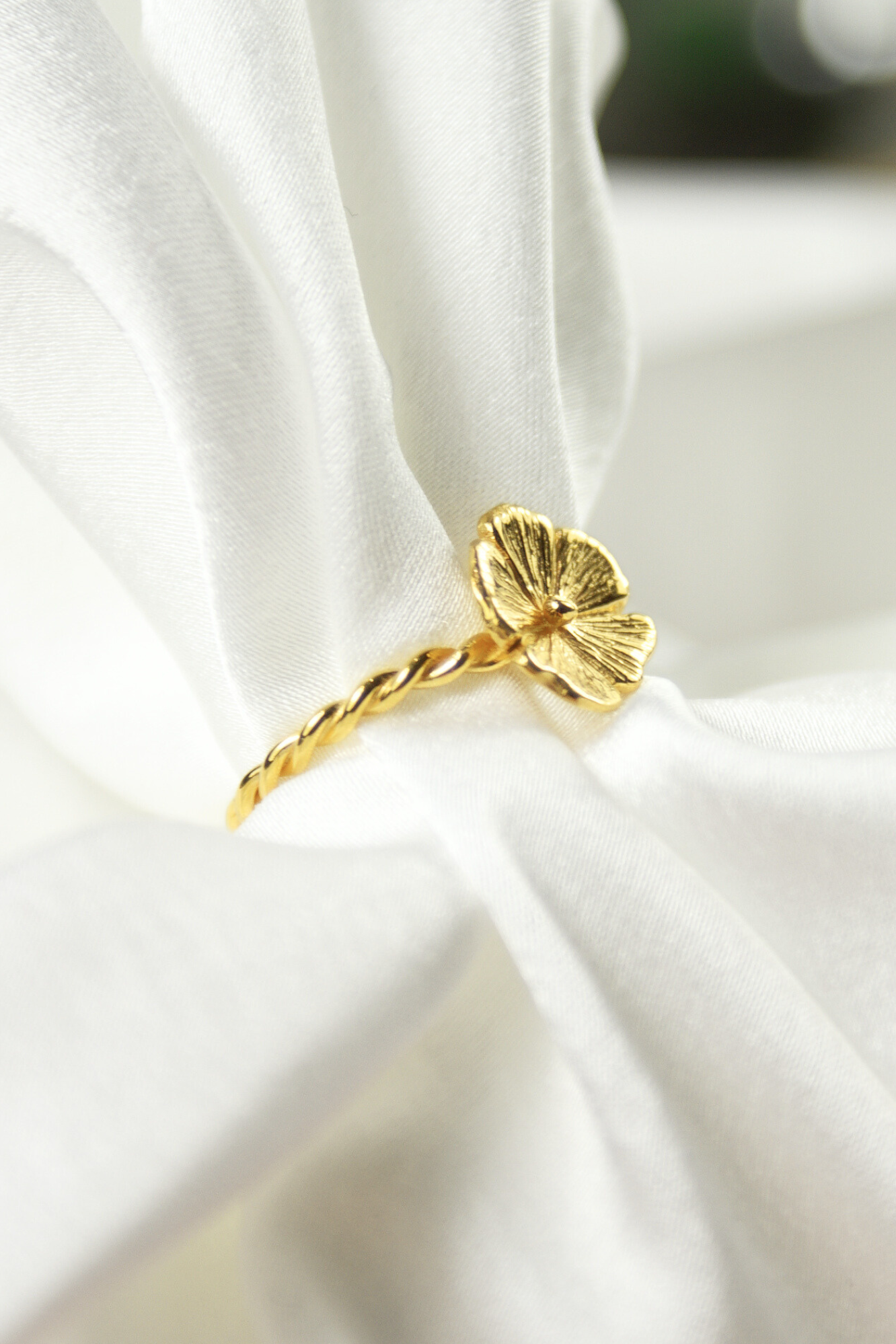 Złoty pierścionek z kwiatem Cosmos HerRing, próba 585, ręcznie rzeźbione płatki z wyraźnymi żyłkami, biżuteria floralna na kobiecej dłoni w świetle słońca.