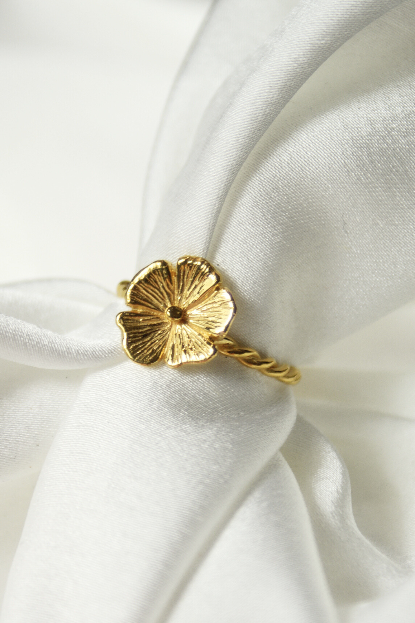 Złoty pierścionek z kwiatem Cosmos HerRing, próba 585, ręcznie rzeźbione płatki z wyraźnymi żyłkami, biżuteria floralna na kobiecej dłoni w świetle słońca.