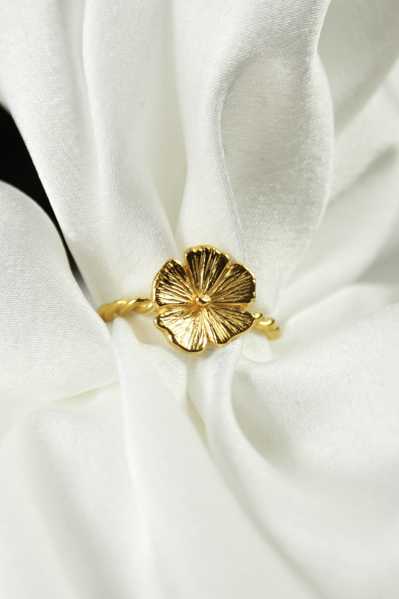 Złoty pierścionek z kwiatem Cosmos HerRing, próba 585, ręcznie rzeźbione płatki z wyraźnymi żyłkami, biżuteria floralna na kobiecej dłoni w świetle słońca.