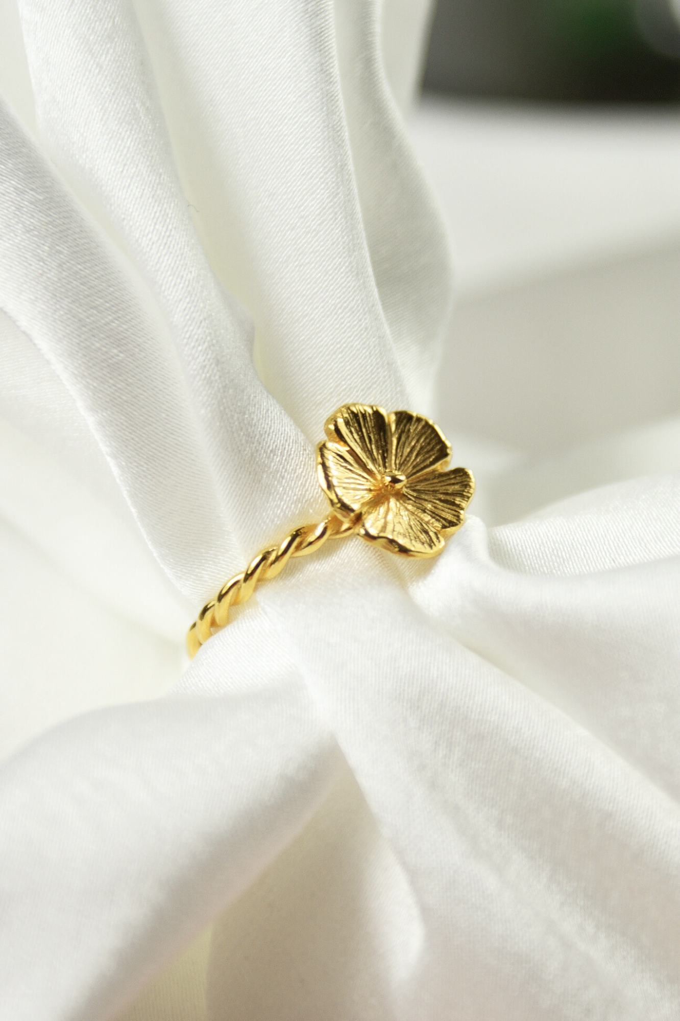Złoty pierścionek z kwiatem Cosmos HerRing, próba 585, ręcznie rzeźbione płatki z wyraźnymi żyłkami, biżuteria floralna na kobiecej dłoni w świetle słońca.