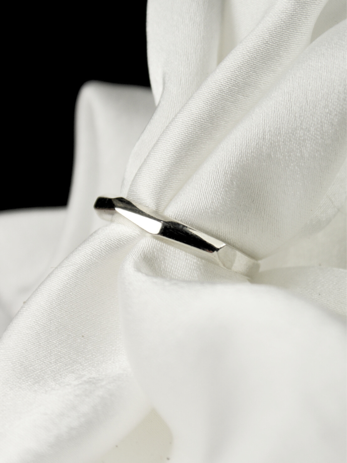 Srebrny minimalistyczny sygnet damski Mica na małym palcu, biżuteria handmade ze srebra 925, delikatny pinky ring od HerRing.