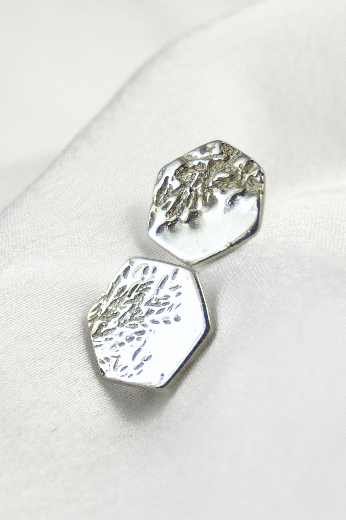 Srebrne kolczyki sztyfty Calluna Studs o geometrycznym kształcie heksagonu z motywem wrzosu, biżuteria autorska HerRing.