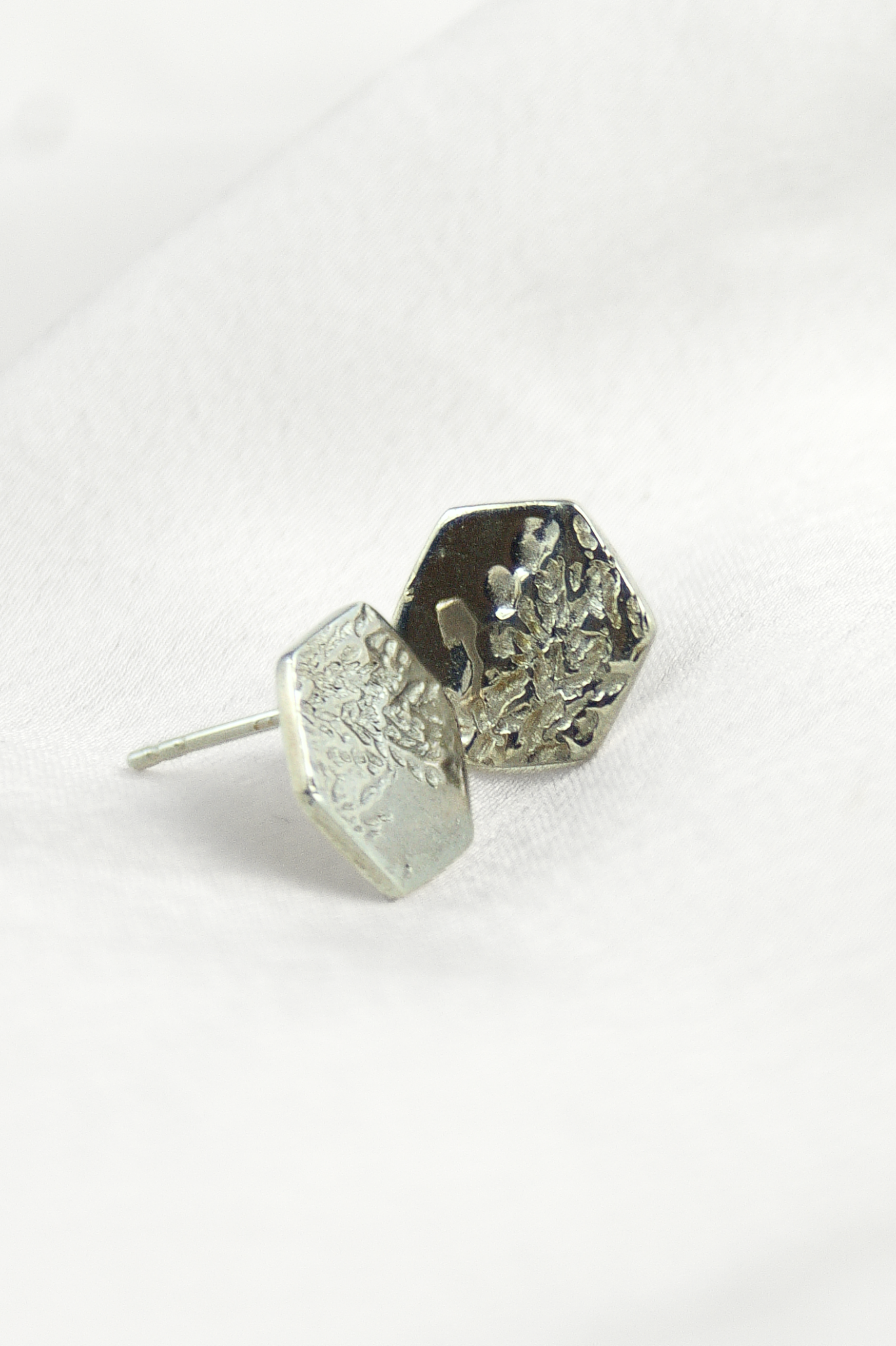 Srebrne kolczyki sztyfty Calluna Studs o geometrycznym kształcie heksagonu z motywem wrzosu, biżuteria autorska HerRing.