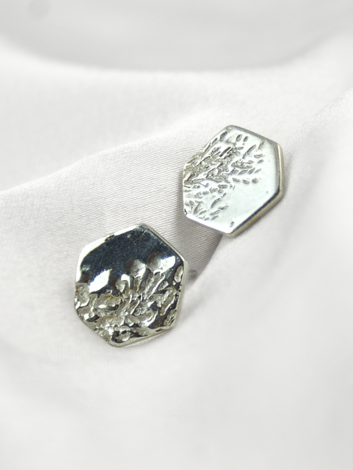 Srebrne kolczyki sztyfty Calluna Studs o geometrycznym kształcie heksagonu z motywem wrzosu, biżuteria autorska HerRing.