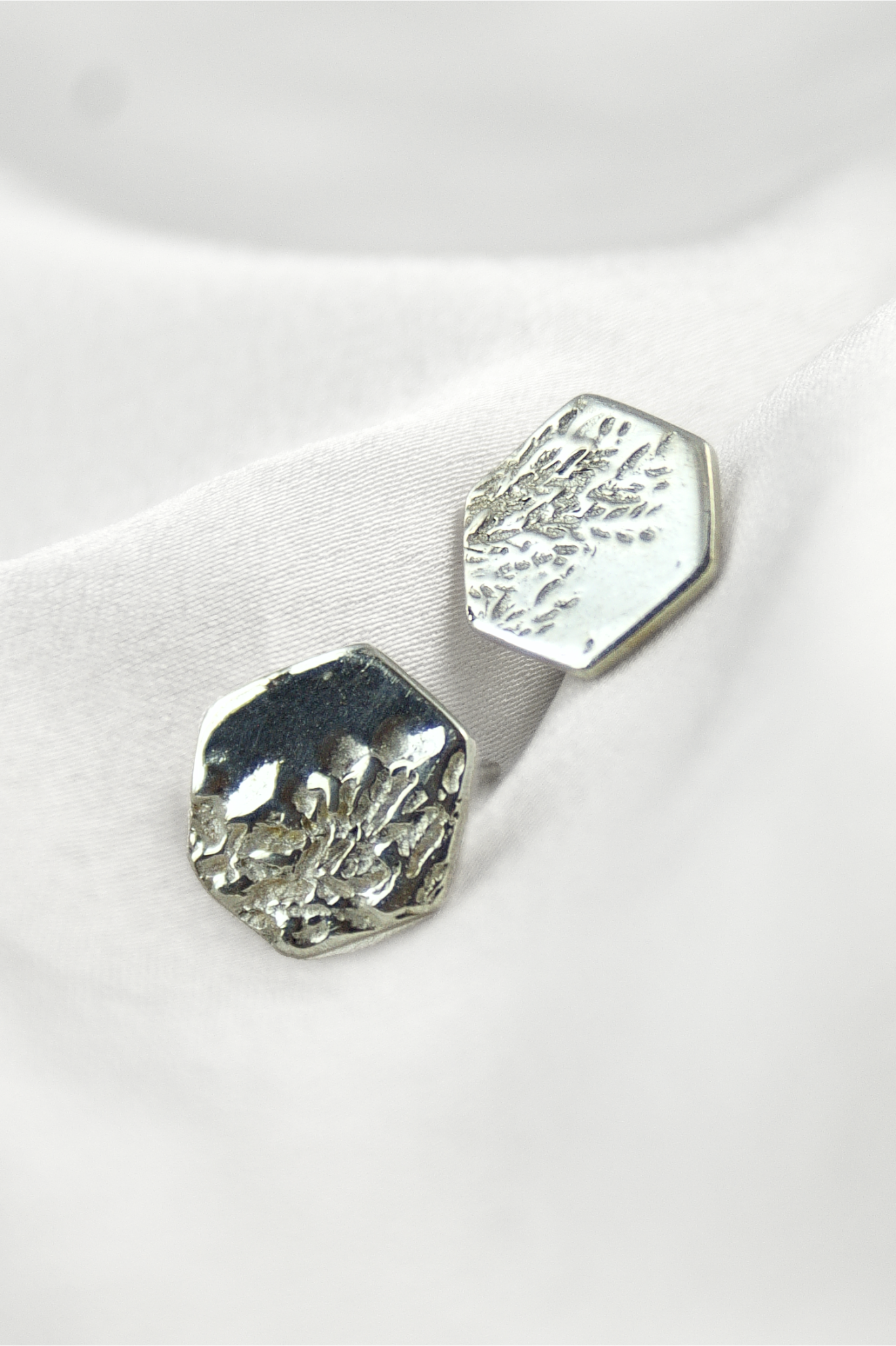 Srebrne kolczyki sztyfty Calluna Studs o geometrycznym kształcie heksagonu z motywem wrzosu, biżuteria autorska HerRing.