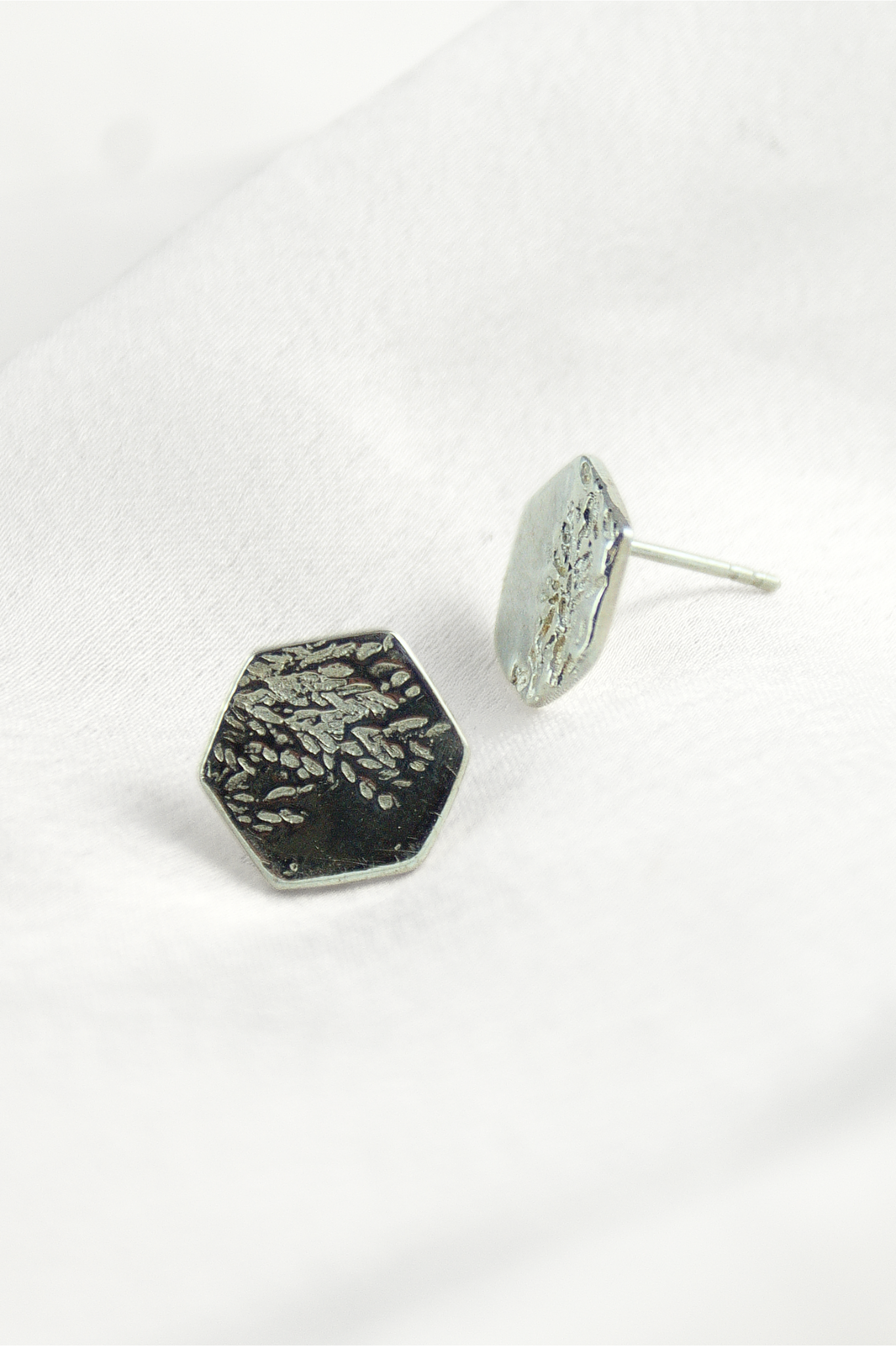 Srebrne kolczyki sztyfty Calluna Studs o geometrycznym kształcie heksagonu z motywem wrzosu, biżuteria autorska HerRing.