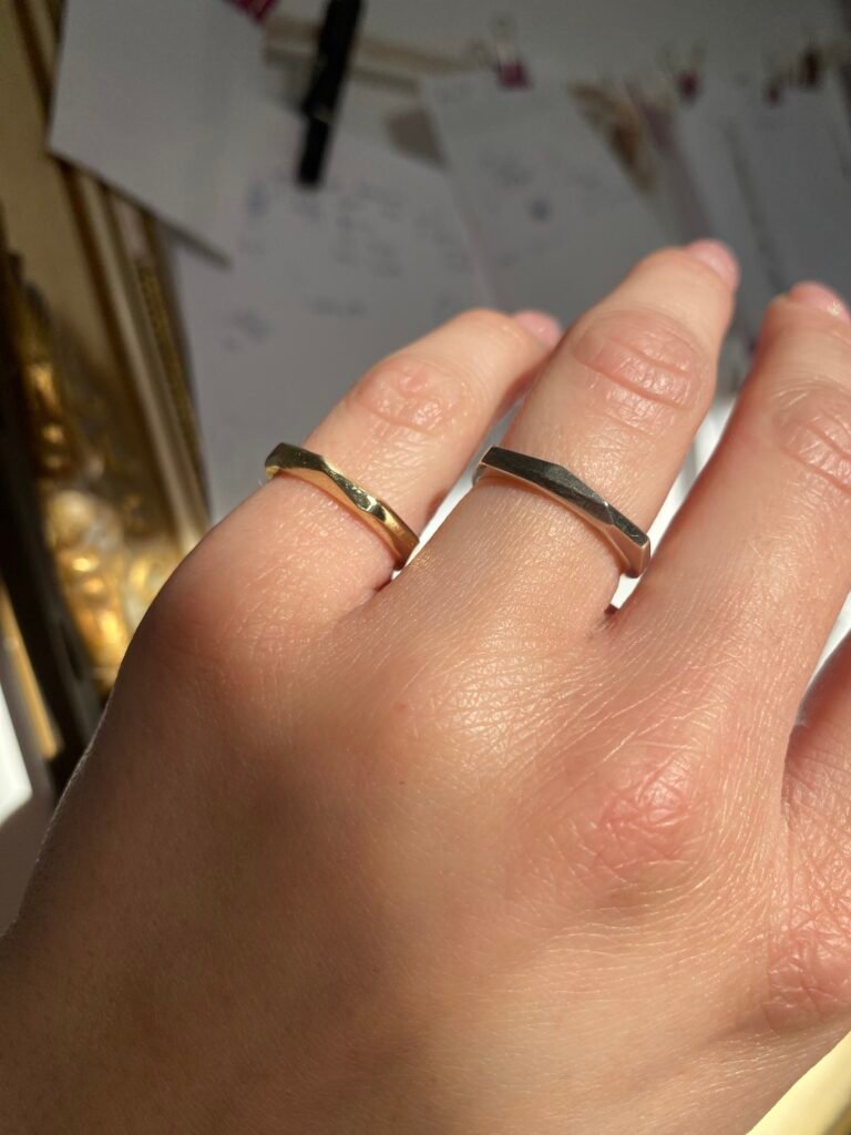 Pinky ring, czyli sygnet na mały palec w złocie i srebrze.