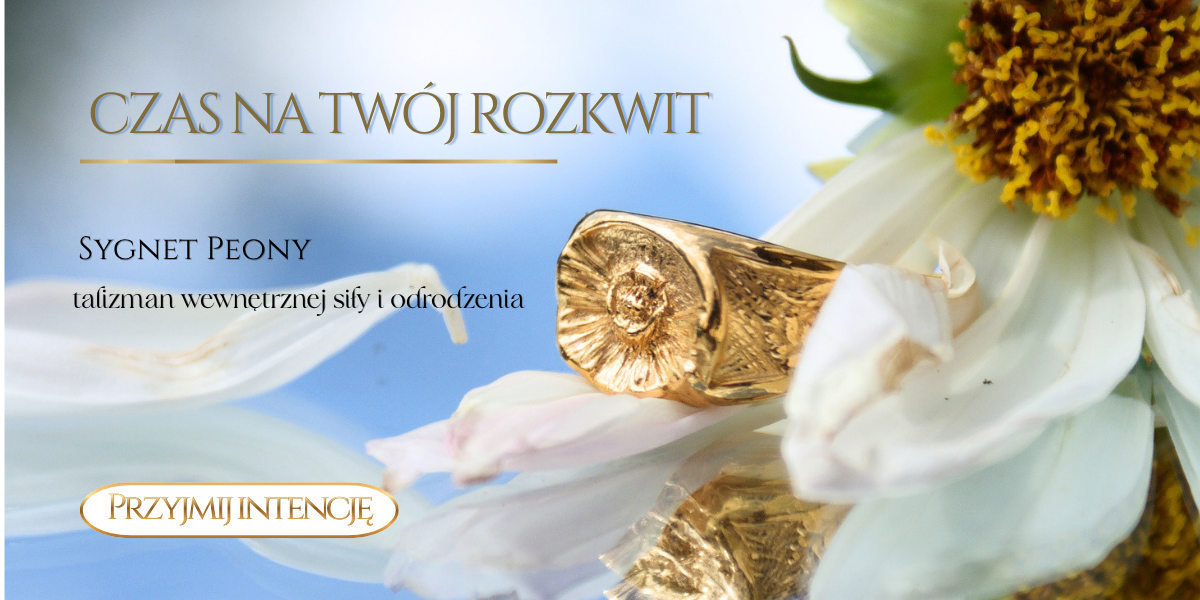 Złoty sygnet damski Peony z rzeźbionym motywem piwonii leżący na białych płatkach kwiatów, luksusowy talizman botaniczny marki Her-Ring.